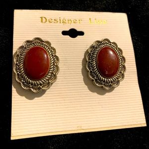 earrings brown stone .